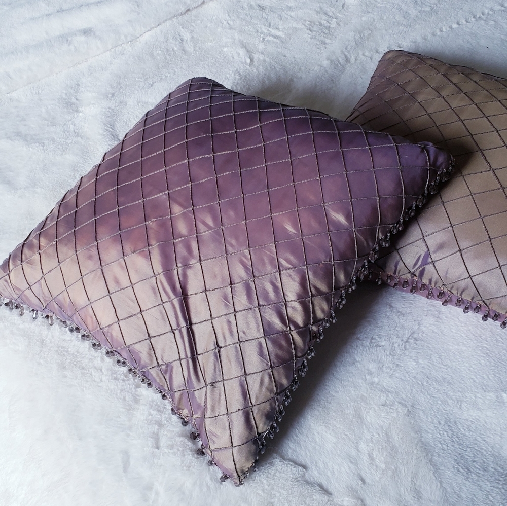 2x Silk Style Accent Pillows - Picture 15 of 16